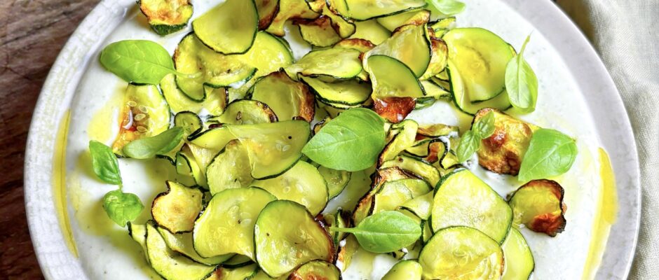 CREMA DI FETA CON CHIPS DI ZUCCHINE