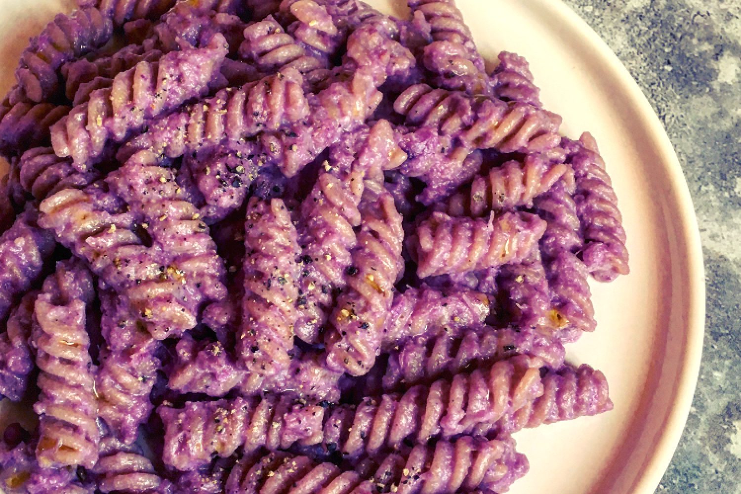 Spaghetti colorati al cavolo viola con crema di parmigiano e polvere di  pistacchio, Al.ta Cucina, Ricetta